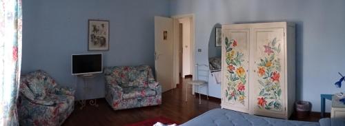 阿特里Arco di San Francesco的客厅配有电视、沙发和椅子