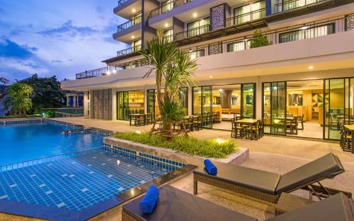 奥南海滩AVA SEA Resort Krabi, Ao Nang Beach的享有带游泳池的建筑的外部景色