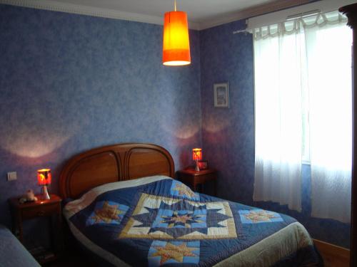 Siros查纳住宿加早餐旅馆的一间卧室配有床,床上装有被子