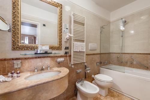 威尼斯卡德康缇酒店的一间带水槽、卫生间和镜子的浴室