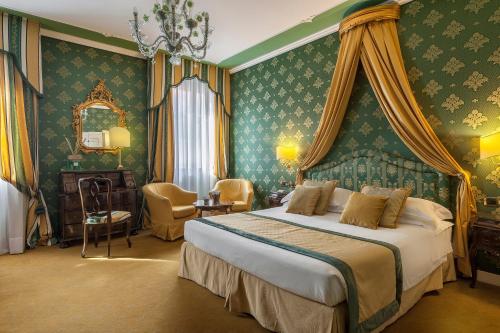 威尼斯卡德康缇酒店的一间卧室配有一张带绿色壁纸的大床