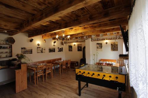斯米扎尼Ubytovanie Zuzana的中间设有1间带乒乓球桌的用餐室