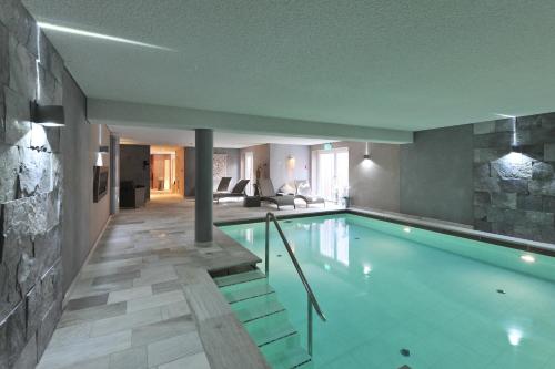 里斯特国王港海滨大道酒店的游泳池,位于带客厅的房屋内