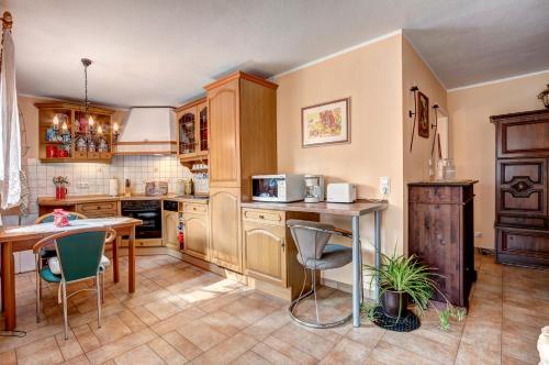 科尔平塞Ferienhaus Matthies的厨房配有木制橱柜和桌椅