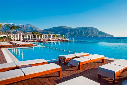 卡尔帕索斯阿丽蒙德马蕾酒店的一个带躺椅和水的游泳池