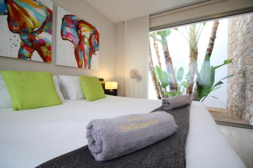 圣安东尼奥湾Villa Bellissima的一间卧室配有带毛巾的床
