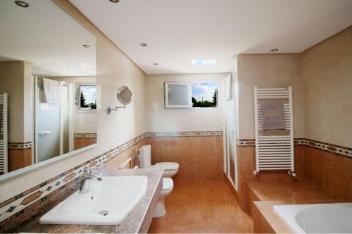 圣安东尼奥湾Villa Bellissima的一间带两个盥洗盆和卫生间的浴室