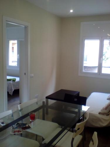 略夫雷加特河畔奥斯皮塔莱特Castel Apartments的客厅配有玻璃桌和1张床