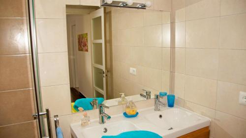 米哈斯Flores Del Mar的一间带水槽和镜子的浴室