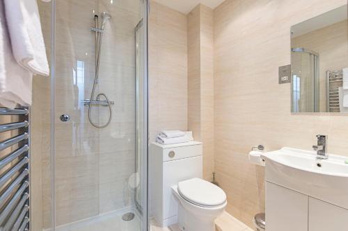伦敦玛尔亭斯塔楼桥公寓的带淋浴、卫生间和盥洗盆的浴室