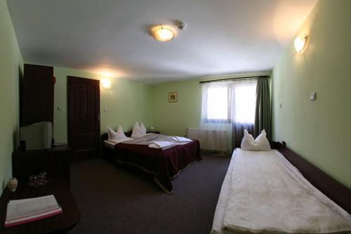 红湖加尔别墅的酒店客房设有两张床和窗户。