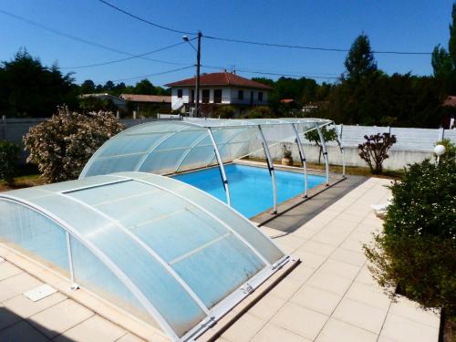 雷日卡普费雷Plaisirs de Lège的露台的游泳池,带玻璃 ⁇ 顶