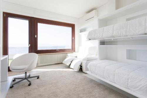 雷焦卡拉布里亚Reggio Suite的一间卧室配有一张床、一张桌子和一把椅子