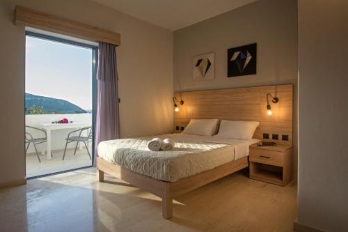 DiakoftiSirene Villas的一间卧室设有一张床和一个大窗户