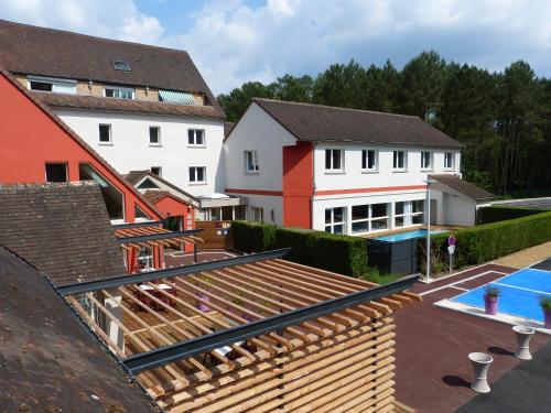 米萨讷Hotel ARBOR - Les Hunaudieres - Le Mans Sud - Mulsanne的从带游泳池的房子的屋顶上欣赏美景