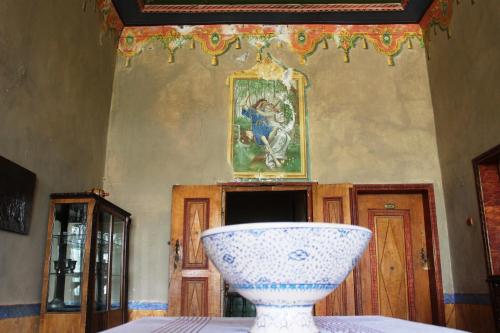于尔居普古希腊之家宾馆的坐在一个房间里桌子上的花瓶