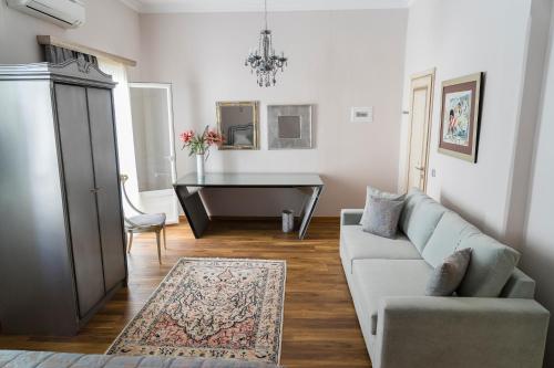 韦里亚Le Bijou Luxury Rooms & Suites的客厅配有沙发和桌子