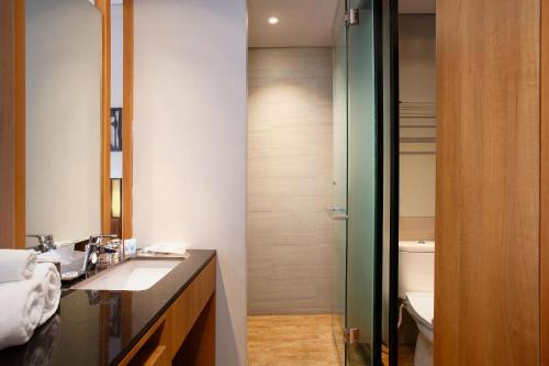 芝卡朗BATIQA Hotel Jababeka Cikarang的一间带水槽和卫生间的浴室