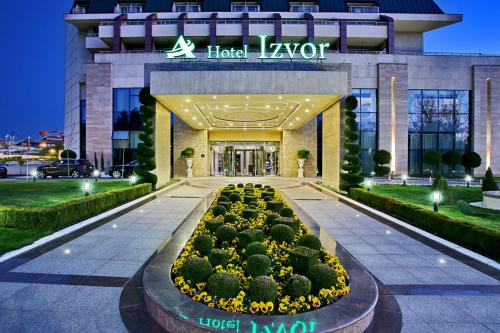 阿然德洛维克A Hoteli - Hotel Izvor的酒店大堂前面设有花园