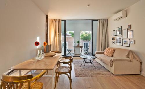 拉戈斯索尔蒂公寓式酒店的客厅配有桌子和沙发