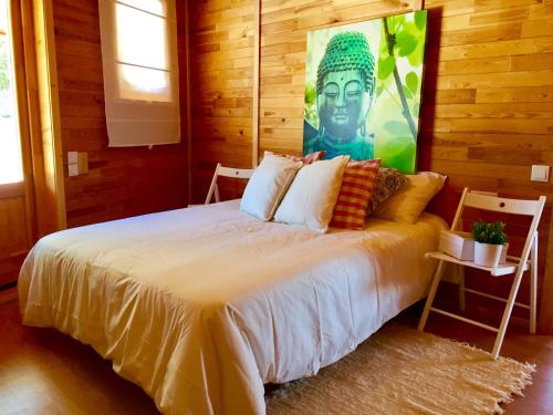 贝尼卡洛Casita de madera的一间卧室配有一张壁画床
