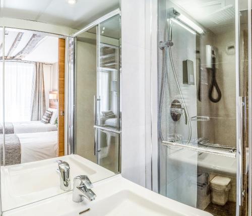 巴黎查卜罗尔剧院酒店的一间带水槽和淋浴的浴室
