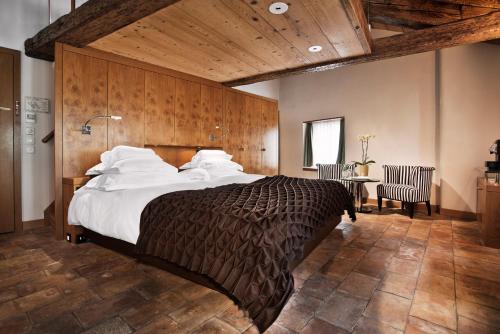 Widder Hotel - Zurichs luxury hideaway客房内的一张或多张床位