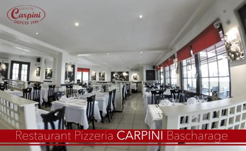 巴斯克卡拉奇卡皮尼酒店的一间设有白色桌子和黑色椅子的餐厅