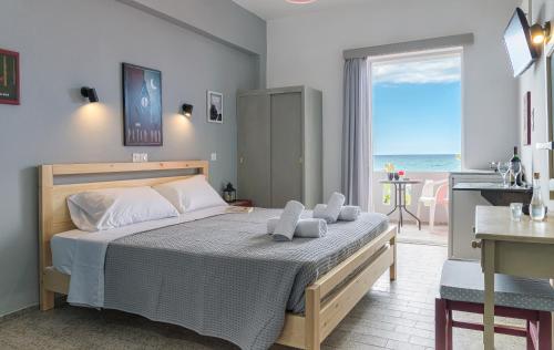 罗希姆诺Star Apartments的一间卧室设有一张床,享有海景
