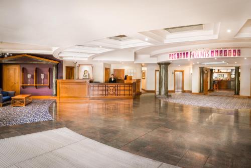 达德利国敦达德利快乐山酒店的大型客房,设有大堂和前台