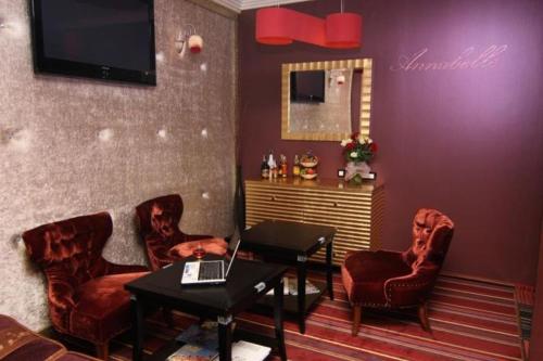 敖德萨Annabelle отель的客厅配有笔记本电脑、桌子和椅子