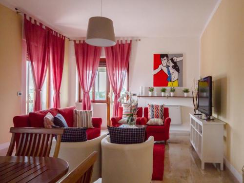 福萨切西亚科斯塔迪'阿布鲁佐住宿加早餐旅馆的客厅配有红色家具和粉红色窗帘