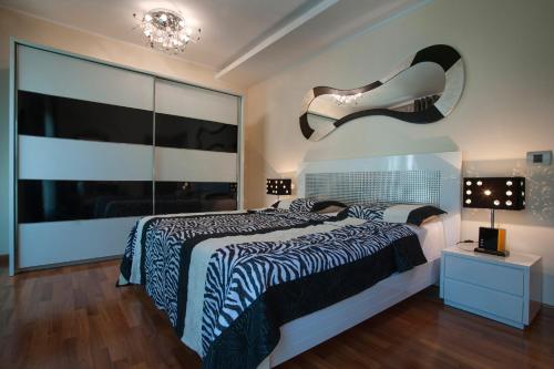 布德瓦阿皮亚公寓 的卧室配有一张墙上有鞋的床