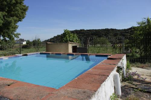 伊格拉德拉谢拉Casa Rural El Tejar的一个带砖墙的游泳池