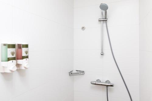 棕榈滩MVC鹰湾酒店的带淋浴喷头的浴室