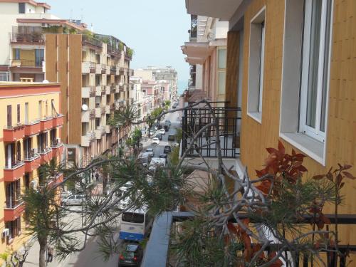 特拉尼La Casa degli Artisti的阳台享有城市街道的景致。