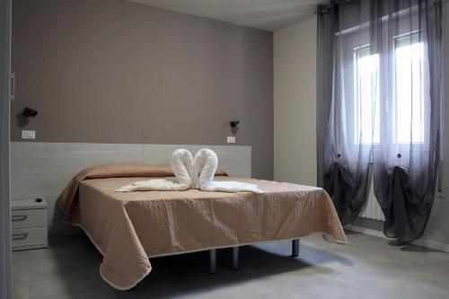 Pian Camuno斯帕奇奥42酒店的一间卧室配有一张带白色毛巾的床