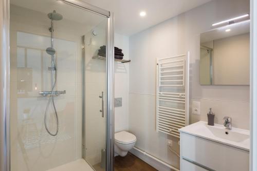 里尔Stay Appart Hotel Lille Centre的带淋浴、卫生间和盥洗盆的浴室