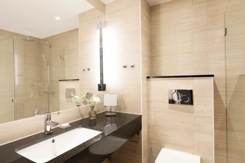 乌普萨拉学院精英酒店的一间带水槽和镜子的浴室