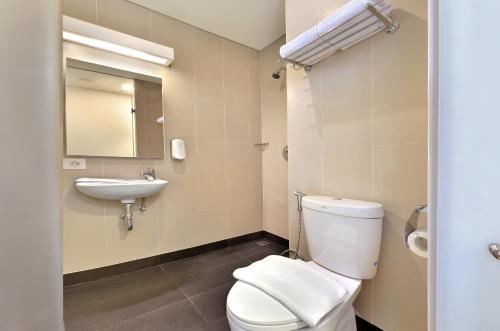 芝拉扎Whiz Prime Hotel Sudirman Cilacap的一间带卫生间和水槽的浴室