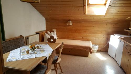 施图拜河谷新施蒂夫特Gasperlerhof的小房间设有床、桌子和厨房