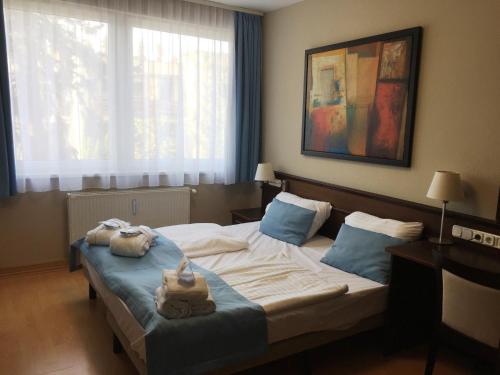 巴拉顿菲赖德Holiday Club Füred的酒店客房,配有带毛巾的床