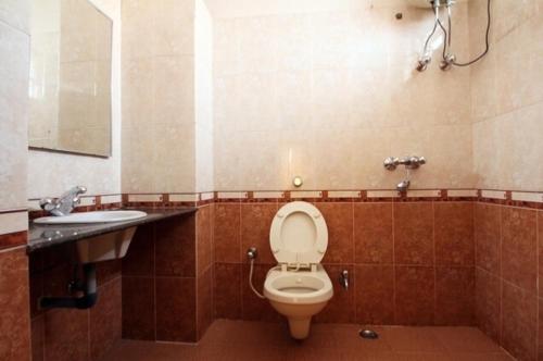 哈里瓦国王酒店的一间带卫生间和水槽的浴室