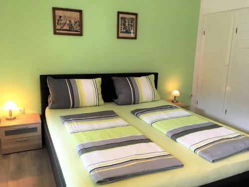 普雷罗Haus Frohberg的卧室内的一张带两个枕头的床