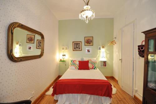 西尔韦斯Casa do Jardim的一间卧室配有一张床和镜子