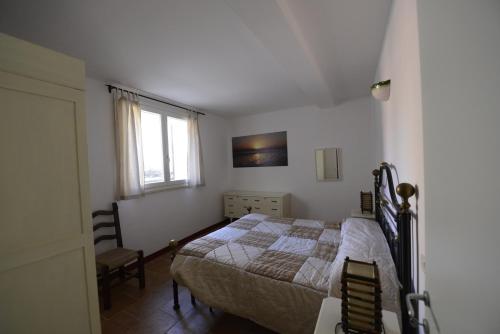 卡斯蒂里昂纳·德拉佩Agriturismo Serignano alle Rocchette的一间卧室设有一张床和一个窗口