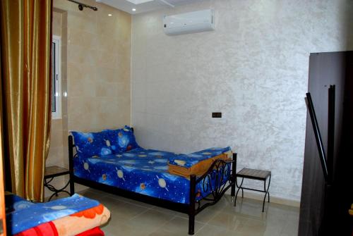 马拉喀什Appartements Ziad Guéliz的小房间设有一张床和一张桌子