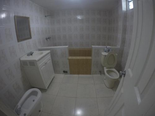 巴拿马城探索酒店的一间带卫生间、水槽和小便室的浴室
