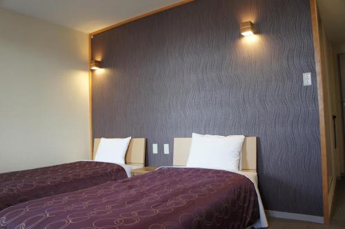 松江市榆科苏腾旅馆的两张睡床彼此相邻,位于一个房间里