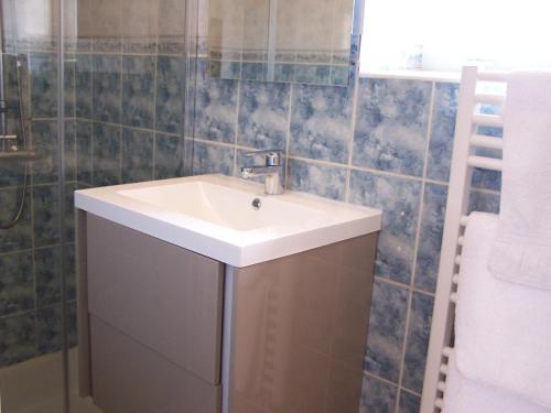 Vallon-en-Sullyle lichou的浴室设有白色水槽和镜子